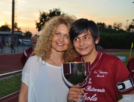 Il capitano con la coppa del trionfo